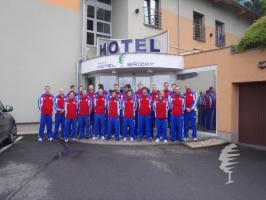 Česká volejbalová reprezentace mužů 2014 na svém soustředění na kvalifikaci na ME 2015 před Hotelem Břízky