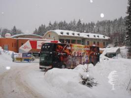 \"pojízdný domov\" rakouských skokanů před Hotelem Břízky během konání mistrovství světa v Severské kombinaci v Liberci v roce 2009
